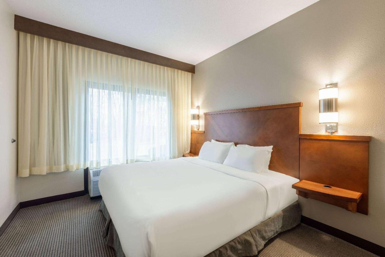 Wyndham Garden Kansas City Airport Exterior photo